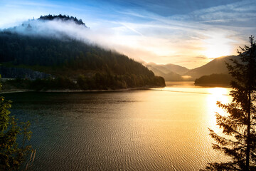 Sonnenaufgang am Bergsee