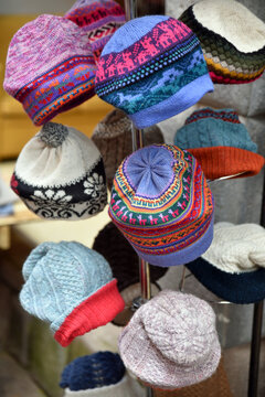 Bonnets péruviens traditionnels au marché inca de Pisac au Pérou