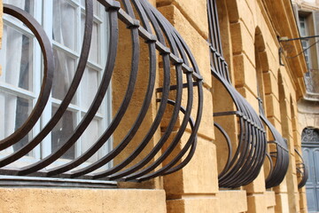 Fenêtres avec barreaux en fer courbés