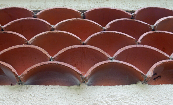 Dachziegel, die in eine Wandaussparung eingesetzt sind