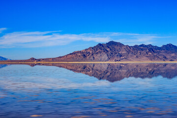 Obraz premium Salt Flats Mountain Water Reflection 