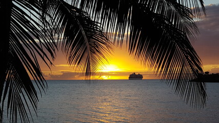 Coucher de soleil caribéen avec vue sur bateau de croisière en Martinique