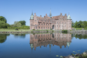 Fototapeta na wymiar Egeskov castle Denmark and water mirror