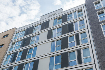 Fassade mit Fenstern eines Hauses 