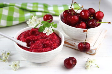 смузи из свежей черешни в белой миске с мятой