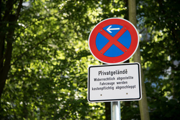 Ein Parkverbot und Tafel mit dem Hinweis auf ein Privatgelände