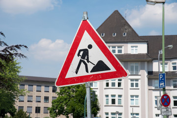 Ein Verkehrsschild der auf eine Baustelle hinweist