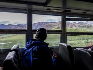 Foto op Plexiglas Denali Man rijden Denali National Park pendelbus