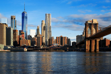 Naklejka premium Nowy Jork widok na Manhattan i Brooklyn Bridge