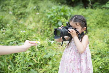 Little girl to take a picture