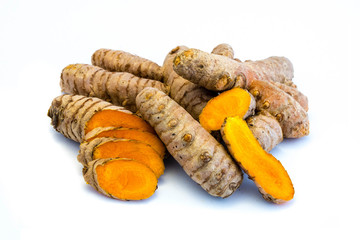 Kurkuma gewürz curcuma isoliert freigestellt auf weißen Hintergrund, Freisteller
