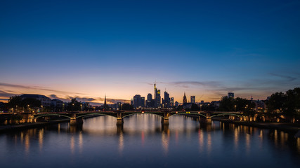 Plakat Panorama der Frankfurter Skyline bei Sonnenuntergang
