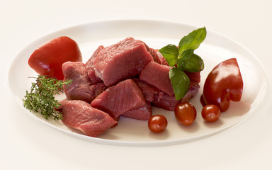 morceaux de boeuf cru pour bourguignon