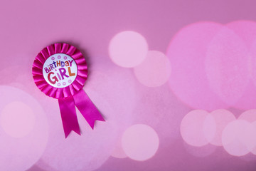 Pink Birthday Girl-Orden auf rosa Hintergrund
