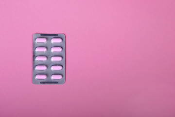 Medikamenten mit rosa Tabletten auf rosa Hintergund