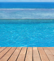 Fototapeta na wymiar piscine à débordement avec vue sur lagon 