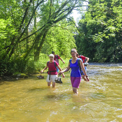 Abkühlung beim Wandern - im Fluss waten