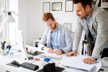 Obraz premium Coworkers planning startup goals
