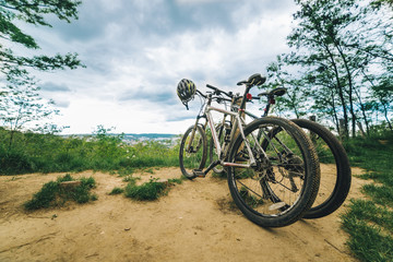 Fototapeta na wymiar two mountain bikes stands on trail