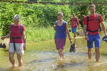 Erfrischung an heißen Wandertagen - Waten im Fluss