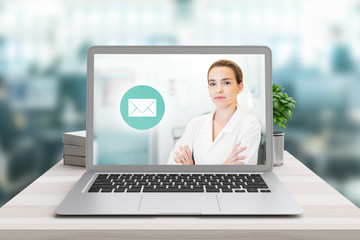 Medico o scienziata su schermo computer, invio mail, consulto