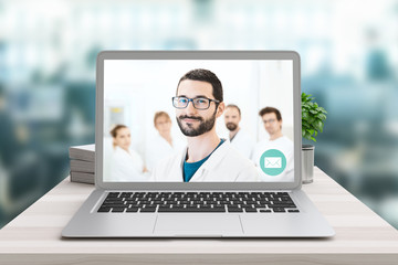 Medico, ricercatore su computer, appuntamento dottore