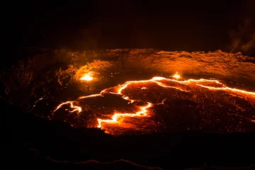 Schilderijen op glas Panorama of Erta Ale volcano crater, melting lava, Danakil depression, Ethiopia © homocosmicos