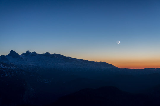 Neumond Sichel &uuml;ber dem Dachstein