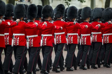 Rolgordijnen Soldaten in klassieke rode jassen marcheren langs The Mall in Londen, Engeland in een groots Trooping the Color-spektakel van de Royal Guard van de koningin © lazyllama
