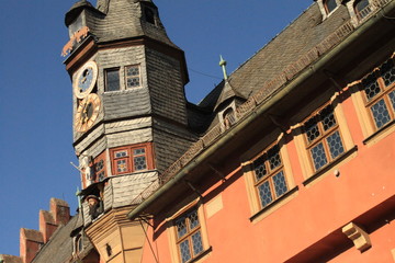 Hingucker in Ochsenfurt: Lanzentürmchen mit Monduhr am Neuen Rathaus der fränkischen Kleinstadt