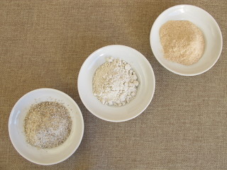 Roggenmehl, Roggenschrot und getrockneter Roggensauerteig