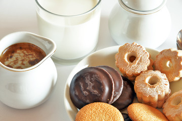 colazione con biscotti, latte e caffè