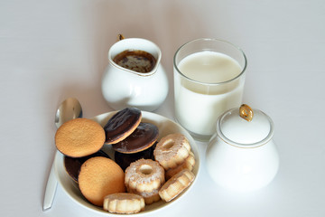 colazione con biscotti, latte e caffè