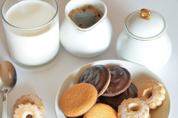 colazione con biscotti, latte e caffè
