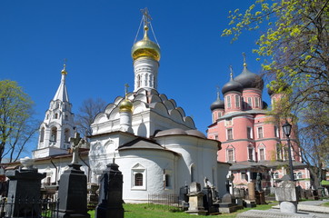 Fototapeta na wymiar Moscow, Russia - may 3, 2017: The Churches of the Donskoy Stavropegial monastery