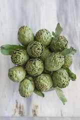 Obraz premium Background of fresh artichokes