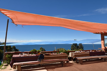 Terrasse au bord du lac Titicaca sur l'île de Taquile au Pérou