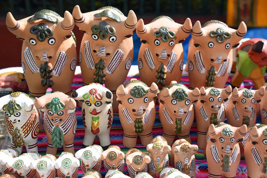 Figurines en terre cuite au marché indien de Raqchi au Pérou