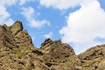 Горный пейзаж, красивый вид на живописное ущелье в горах Грузии, дикая природа Кавказа