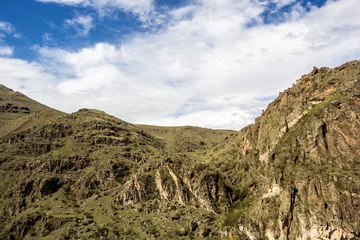 Foto op Canvas Горный пейзаж, красивый вид на живописное ущелье в горах Грузии, дикая природа Кавказа © Ivan_Gatsenko