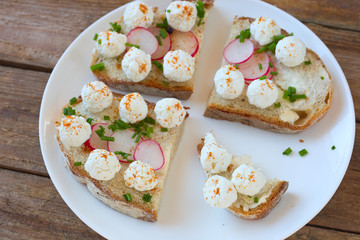 Butterbrote mit Quark und Radieschen