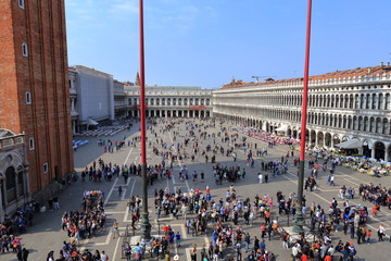 Obraz premium VENICE - APRIL 9, 2017: The view on San Marco Square with tourists near the Doge Palace, on April 9, 2017 in Venice, Italy