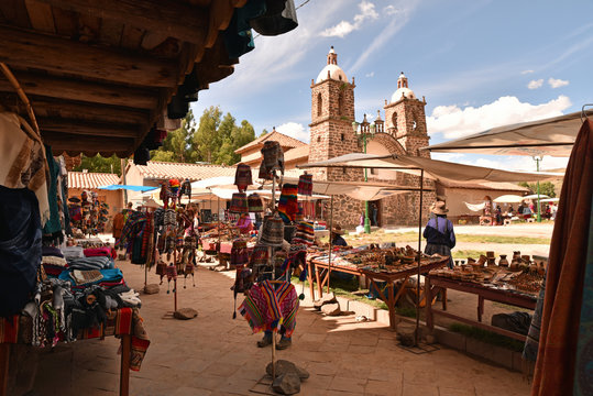 March&eacute; indien de Raqchi au P&eacute;rou