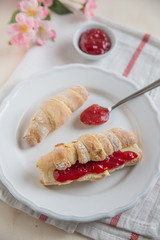 Kipferl mit Marmelade und Butter 