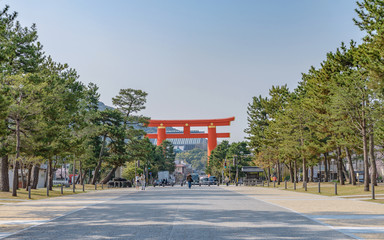 平安神宮大鳥居と参道風景
