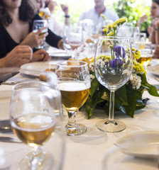 Copas de vino y cerveza sobre la mesa