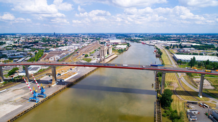 Photo aérienne du pont de Cheviré et de la ville de Nantes, Loire Atlantique, France