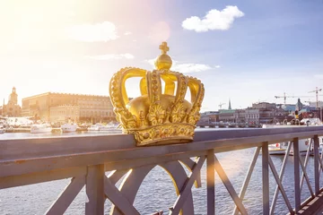 Foto op Plexiglas Skeppsholmsbron (Skeppsholm-brug) met beroemde gouden kroon met koninklijk paleis op de achtergrond in Stockholm, Zweden © tschumi97