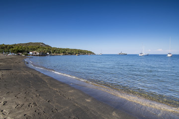 La spiaggia delle Acque Calde a Vulcano, arcipelago delle Isole Eolie IT	