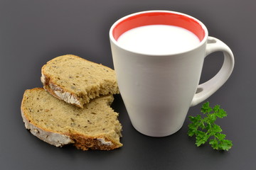 kubek mleka z chlebem